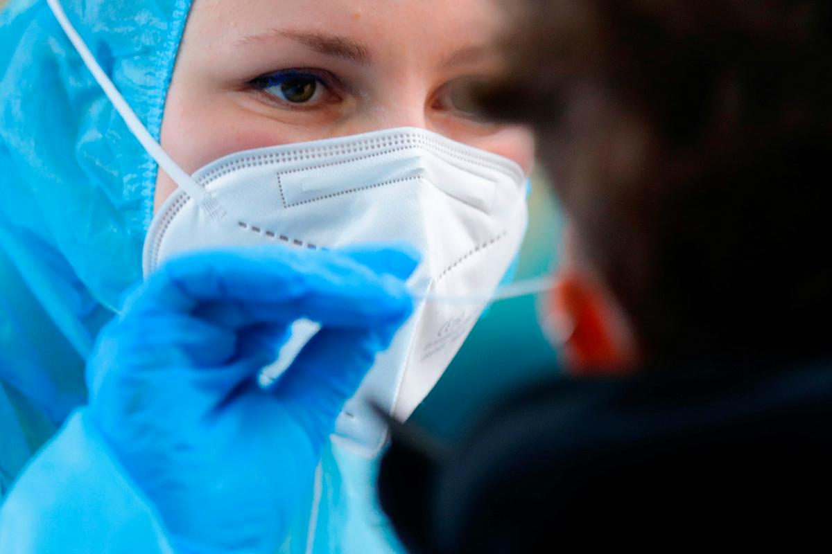 Število okužb v Sloveniji se znova povečuje, bolnišnice se pripravljajo na tretji val. Foto: Reuters