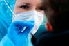 Potrdili rekordno število okužb, umrlo 18 bolnikov. V Ljubljani dolge vrste za PCR-testiranje.