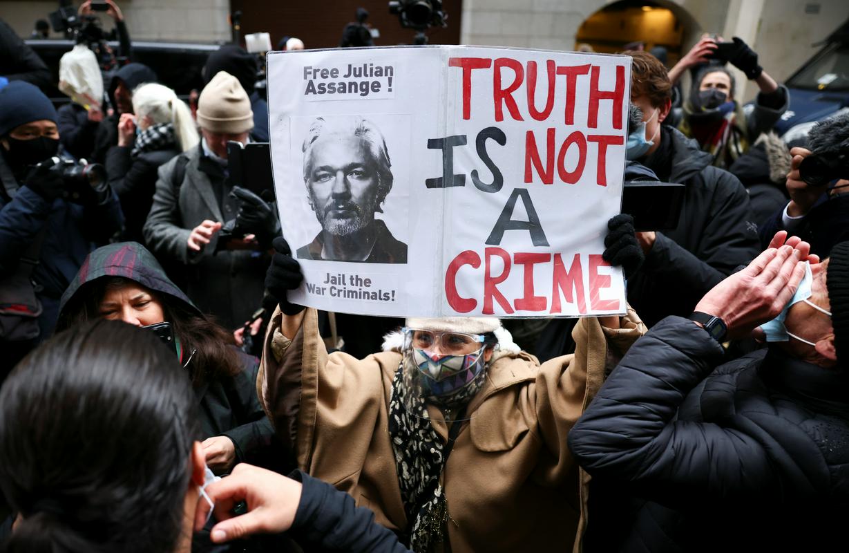 V centru PEN so se za ta korak odločili v upanju, da bo poleg mednarodne tudi njihova podpora pomagala Assangeu na njegovi sodni poti. Foto: Reuters