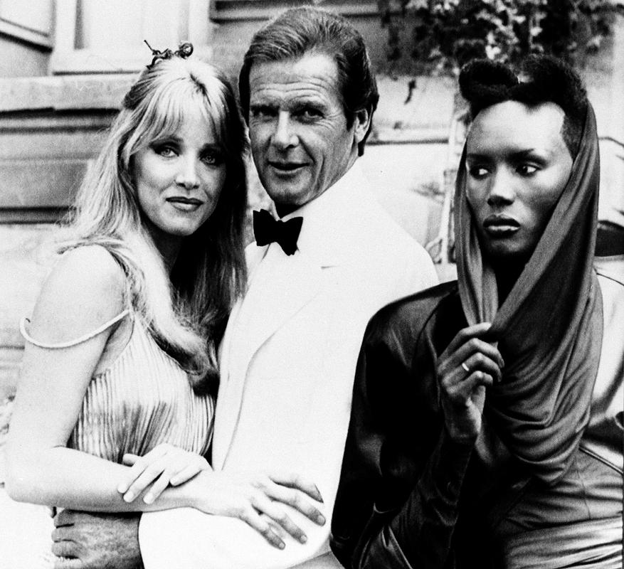 Od tarče do smrti je bila tista bondijada, ki smo si jo zapomnili tudi po Grace Jones (na desni). Roger Moore kot Bond na fotografiji objema Tanyo Roberts. Foto: AP