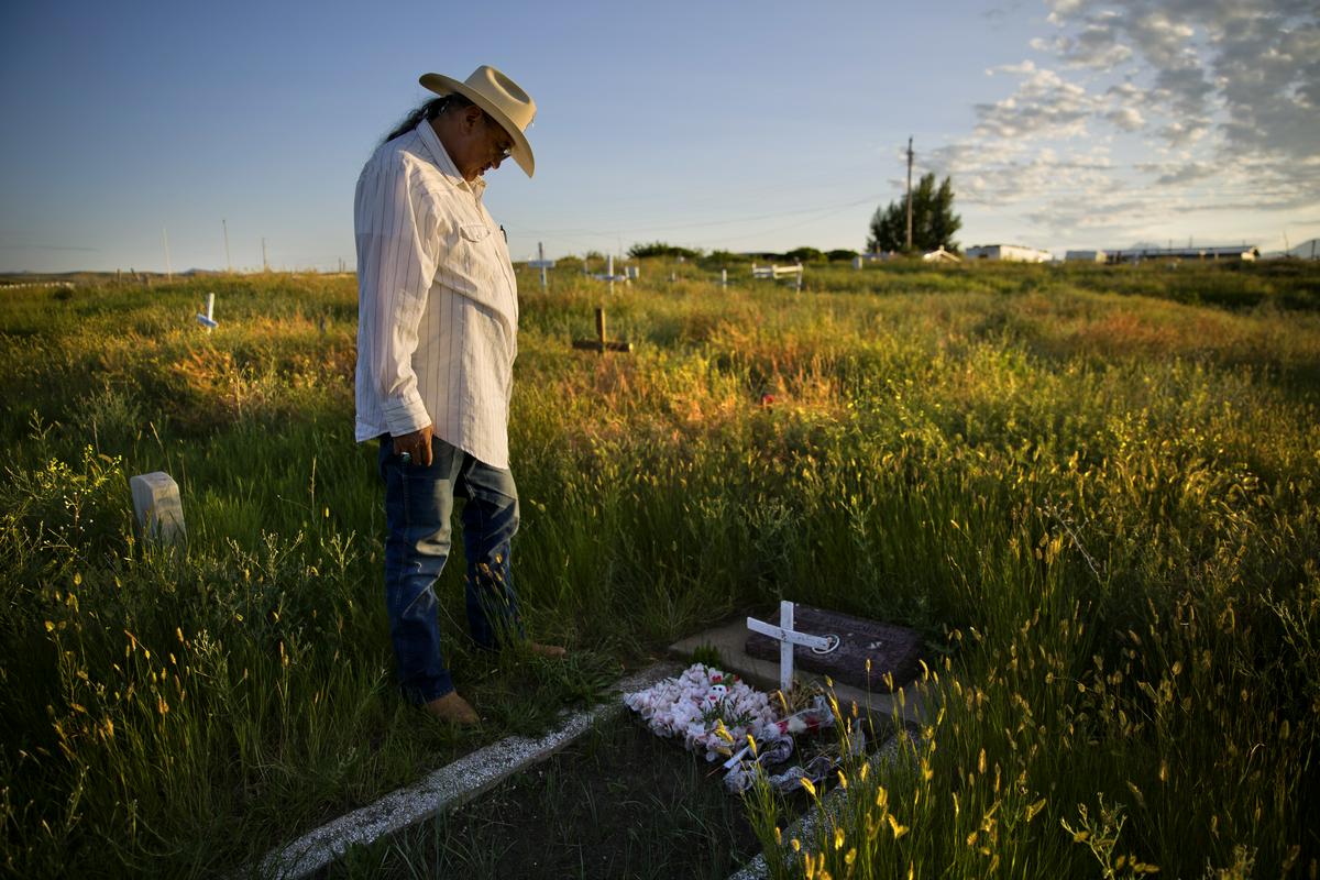 Kenny Še Vedno Kadi (Kenny Still Smoking) iz rezervata ljudstva Blackfoot (Črna noga) v Montani na grobu svoje sedemletne hčerke Monice, ki je izginila iz šole leta 1979 in so jo našli zmrznjeno na gori.  Foto: AP