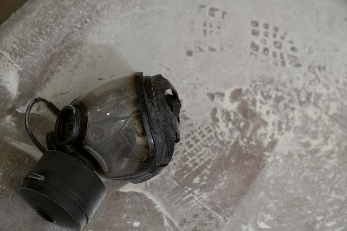 Odvržena plinska maska na tleh Kapitola. Foto: AP