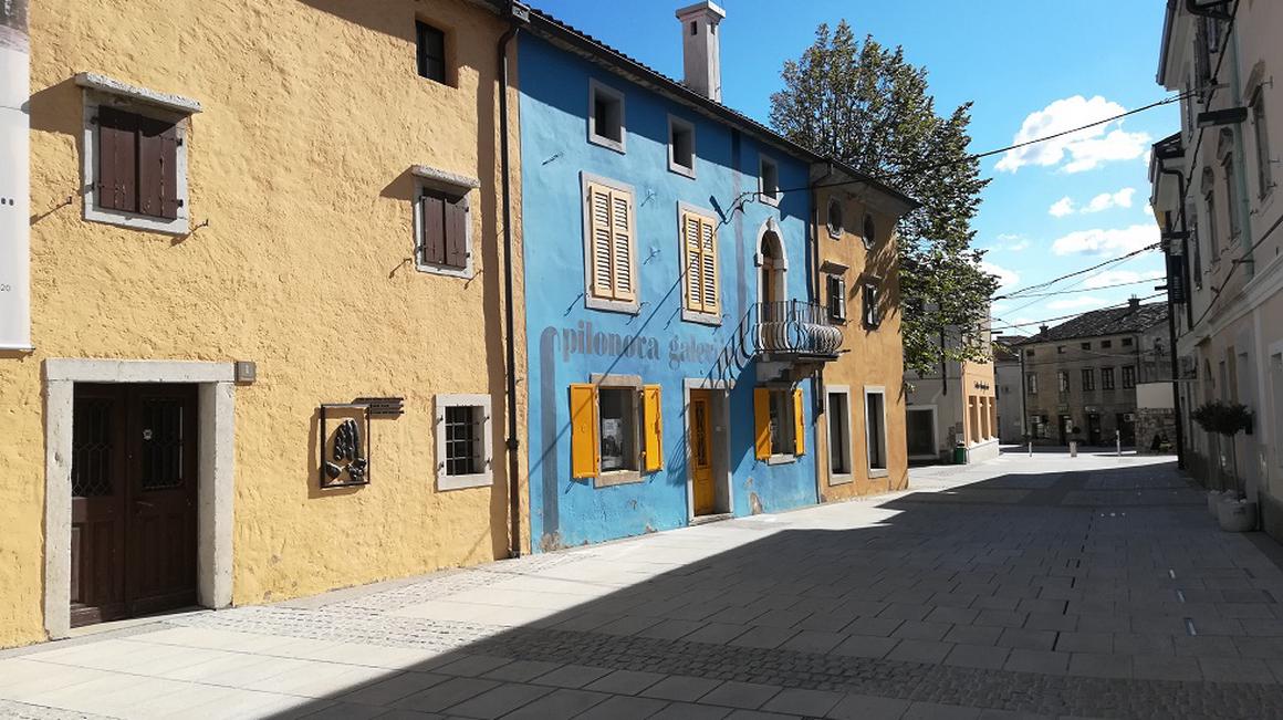 Rustjeva hiša je rumena zgradba na levi. Tja se bo preselila tudi Pilonova galerija, ki se trenutno nahaja v sosednji zgradbi. Foto: Radio Koper