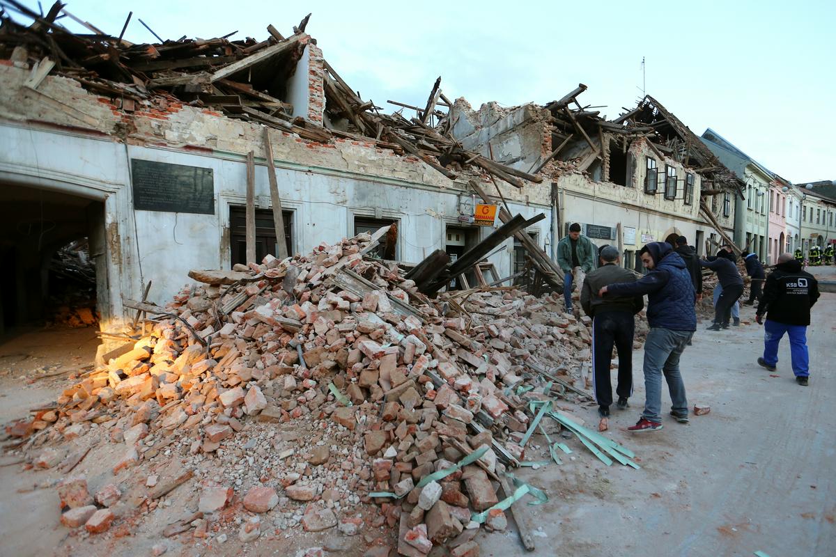Uničene hiše v mestu Petrinja po potresu. Foto: Reuters