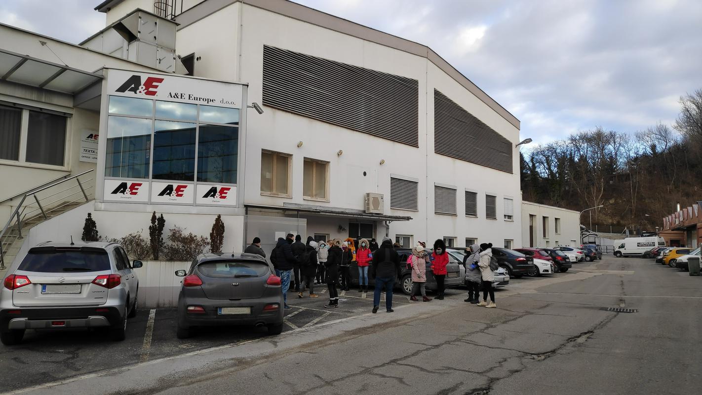 Zaposleni v mariborskem podjetju A&E Europe, ki proizvaja industrijske sukance, danes ponovno stavkajo. Foto: Radio Maribor/Lidija Cokan