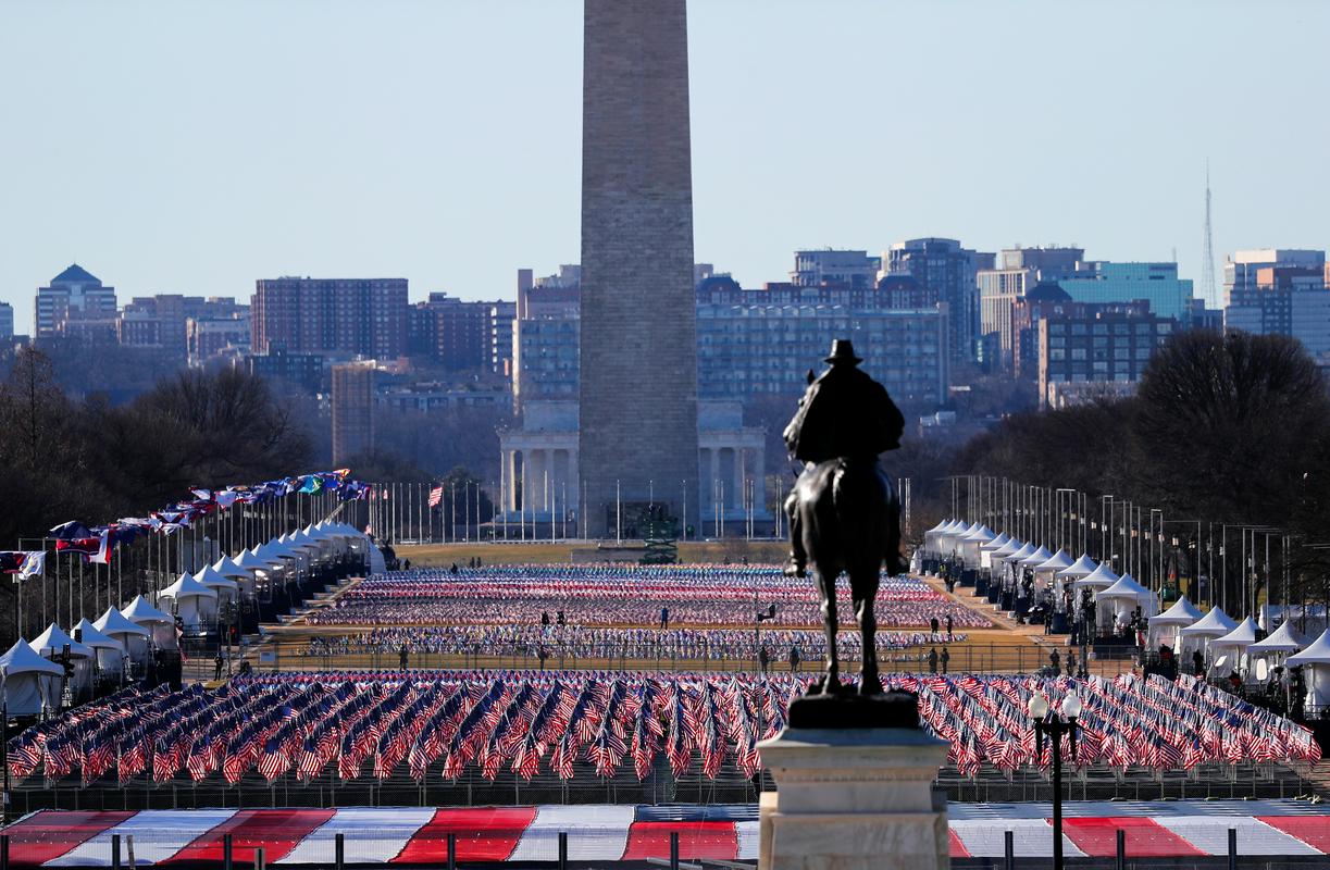 National Mall bo na letošnji inavguraciji namesto Bidnovih podpornikov preplavljen z zastavami. Foto: Reuters