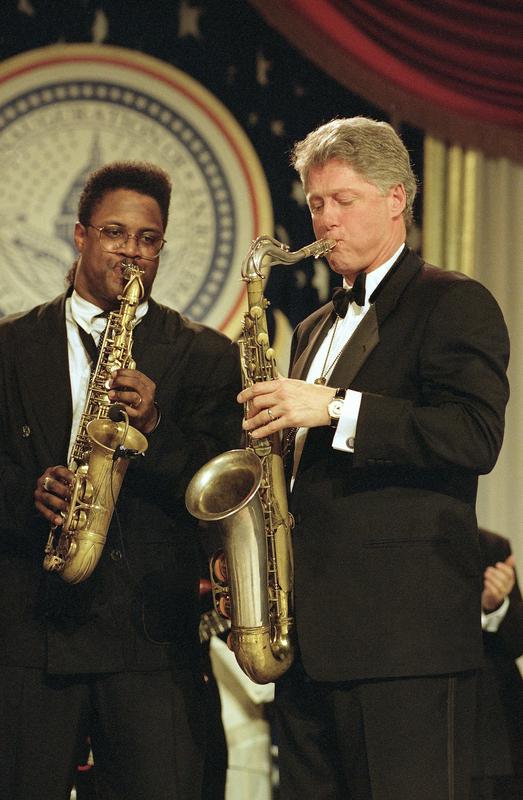 42. ameriški predsednik Bill Clinton je na inavguracijskem plesu v domačem Arkansasu leta 1993 presenetil zbrane, ko je zaigral na saksofon. Foto: AP