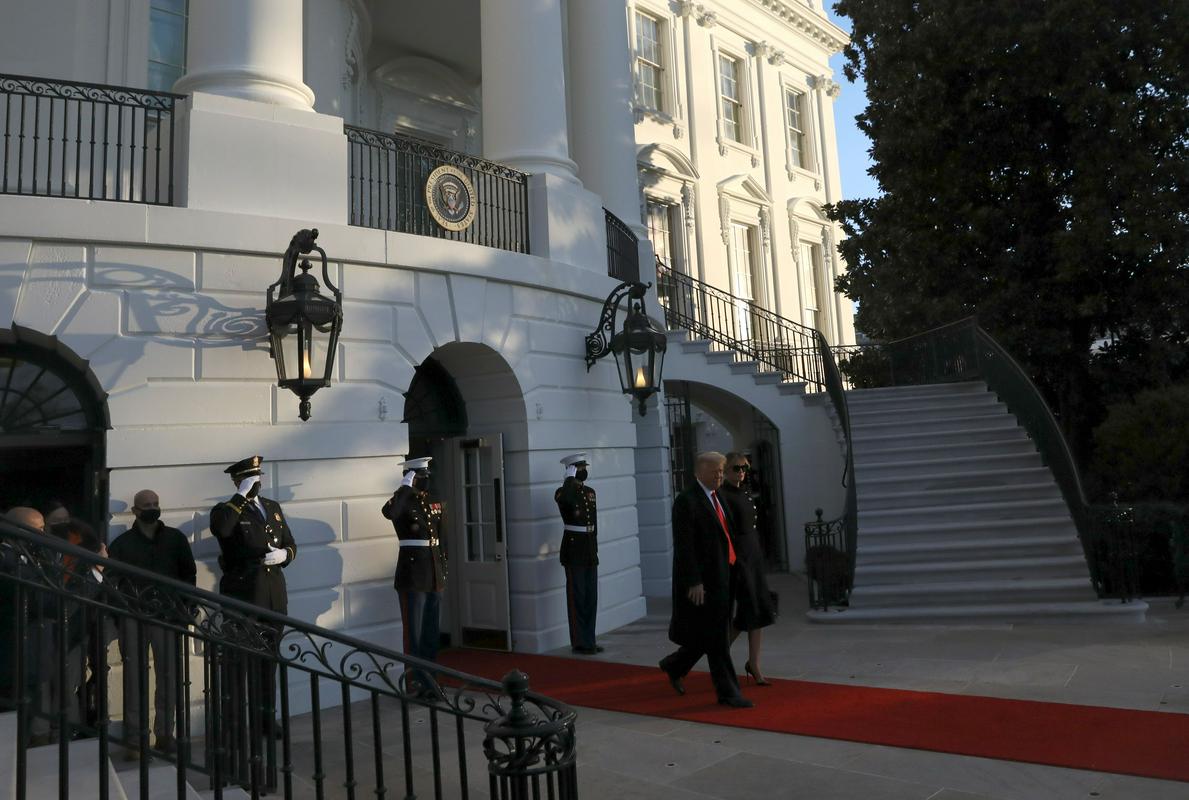 Odhajajoči ameriški predsednik Donald Trump skupaj z ženo Melanio zapušča Belo hišo v Washingtonu. Kot je napovedal že pred časom, se inavguracije njegovega naslednika Joeja Bidna ne bo udeležil. Foto: Reuters