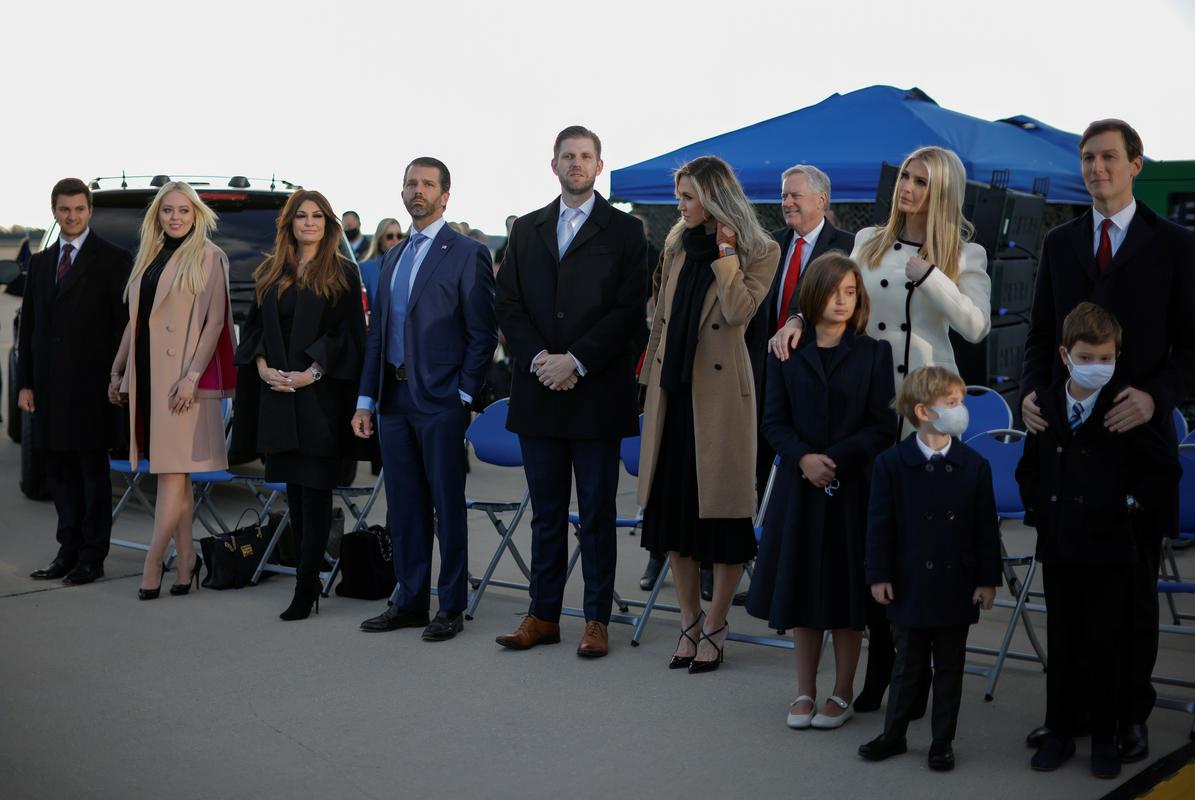 Trumpova širša družina v oporišču Andrews. Trump jih je pohvalil za izjemno podporo. Na prizorišču se je poleg Trumpovih sorodnikov zbralo še okoli 500 podpornikov, polovica območja je ostala prazna. Foto: Reuters