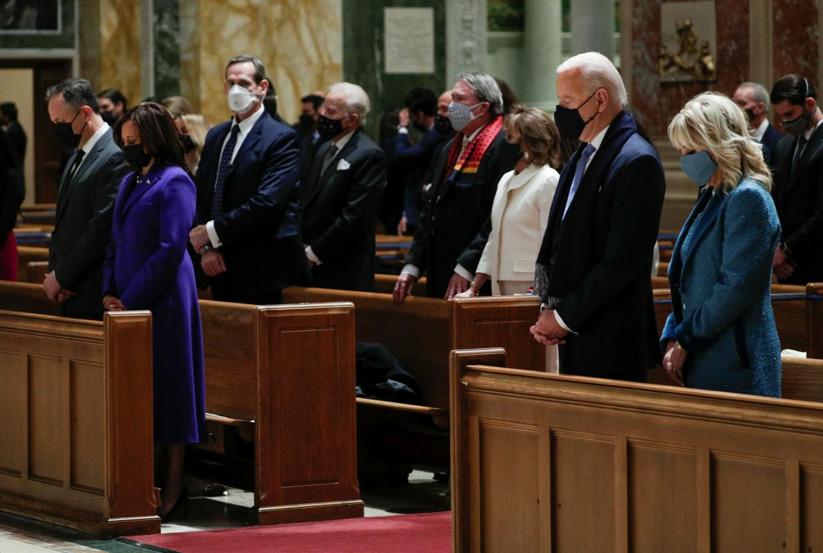 Z ženo Jill in podpredsedniškim parom se je v washingtonski katedrali udeležil maše. Foto: Reuters