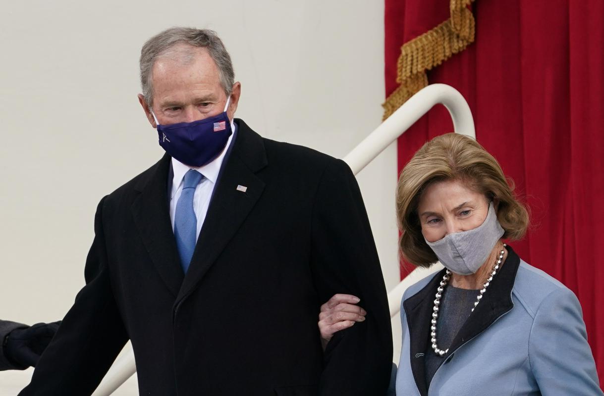 ... in nekdanji predsednik George W. Bush z ženo Lauro. Foto: Reuters