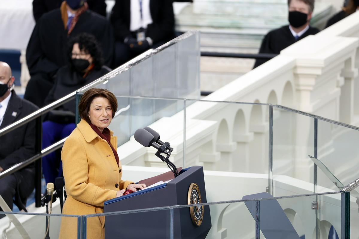 Slovesnost je povezovala demokratska senatorka Amy Klobuchar. Foto: Reuters
