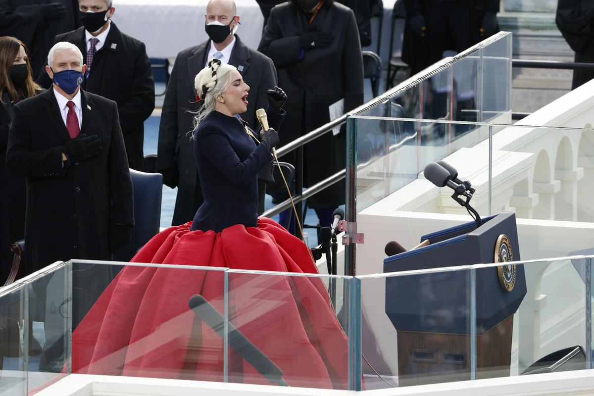 Ameriško himno je odpela popzvezdnica Lady Gaga. Foto: Reuters