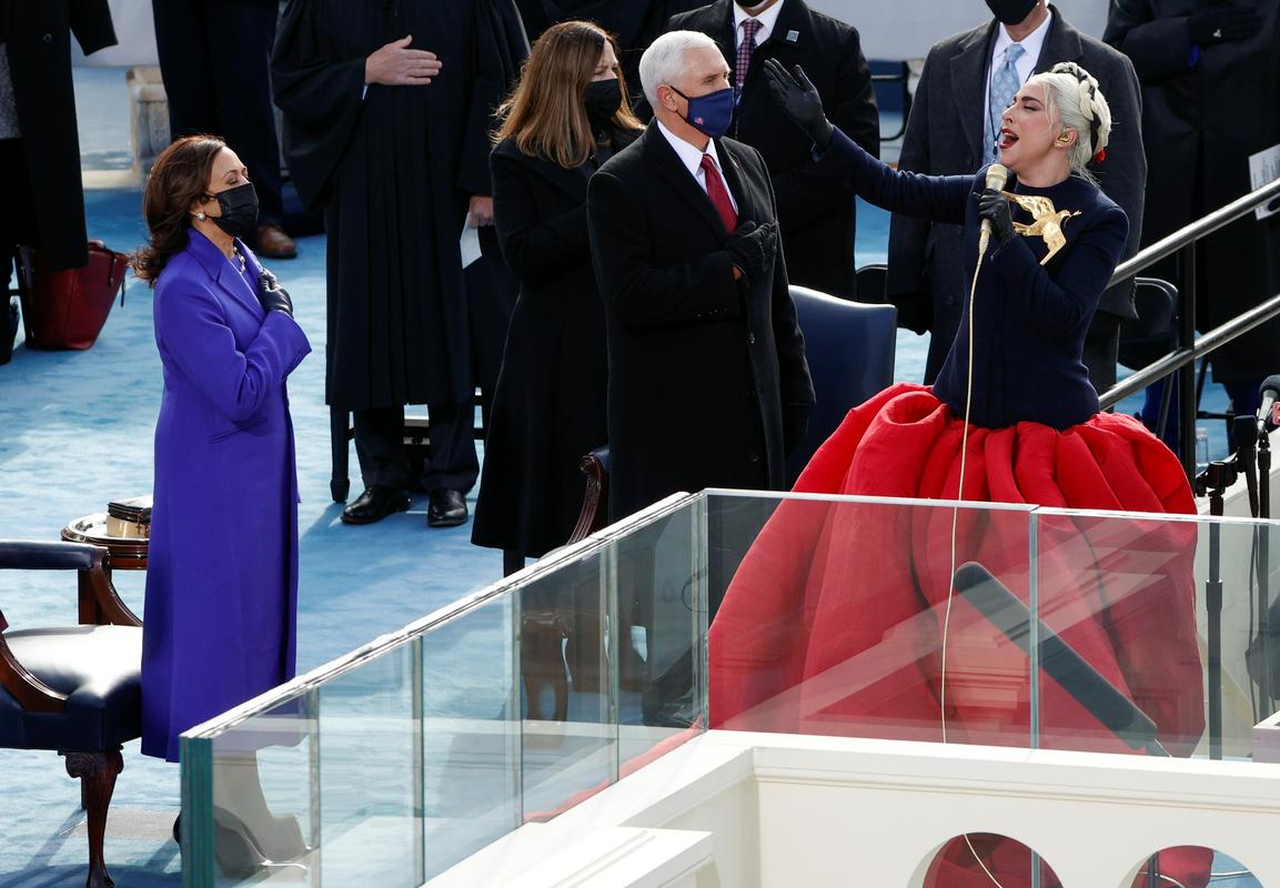 Kamala Harris ob petju himne v izvedbi Lady Gaga. Foto: Reuters