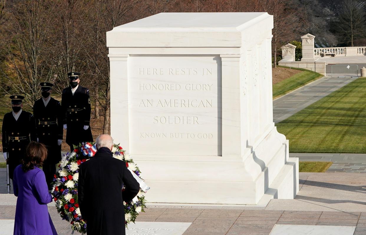 Polaganje venca na grob neznanega vojaka na pokopališču v Arlingtonu. Foto: Reuters