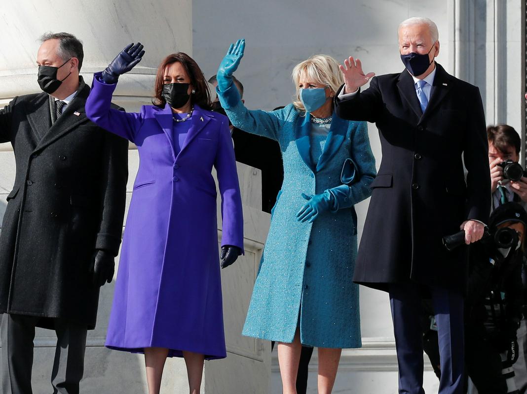 Joe Biden z ženo Jill in Kamala Harris z možem Dougom pred prisego. Oba moška sta izbrala obleki Ralpha Laurena. Foto: Reuters