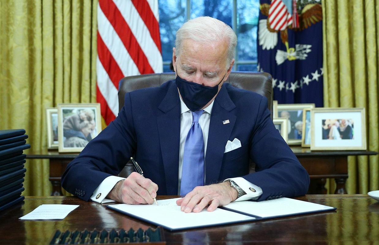 Biden podpisuje prve izvršne ukaze, s katerimi bo spremenil odločitve Donalda Trumpa glede vrste vprašanj. Foto: Reuters