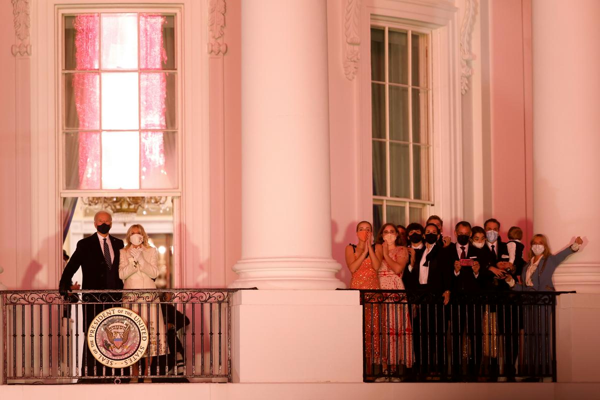 Svojci predsednika opazujejo razsvetljeno nebo. Foto: Reuters