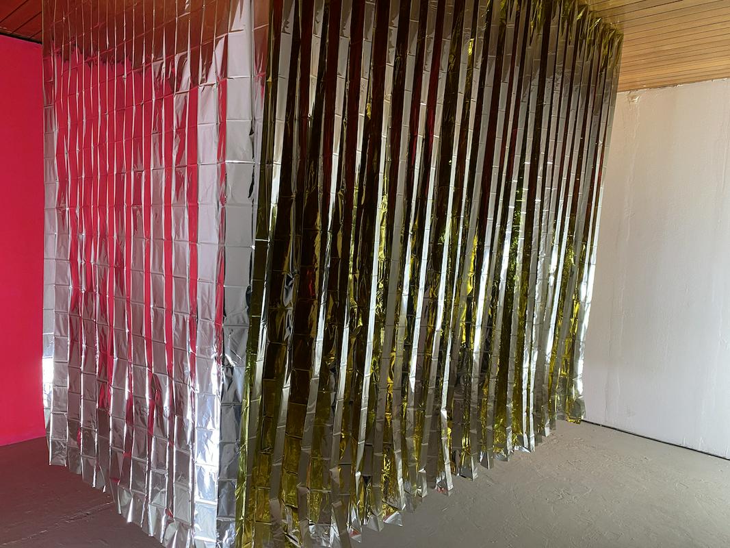 V galerijo je Lea Topolovec skozi množenje zaves vnesla proces, predvsem pa nepredvidljivo akcijo v prostoru. Foto: Nadina Štefančič