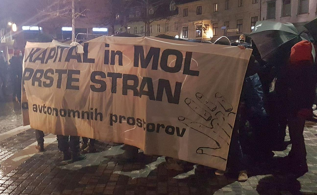 Protestniki na Prešernovem trgu. Foto: MMC RTV SLO