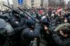 Policija na protestih v podporo Navalnemu aretirala več kot 2000 ljudi