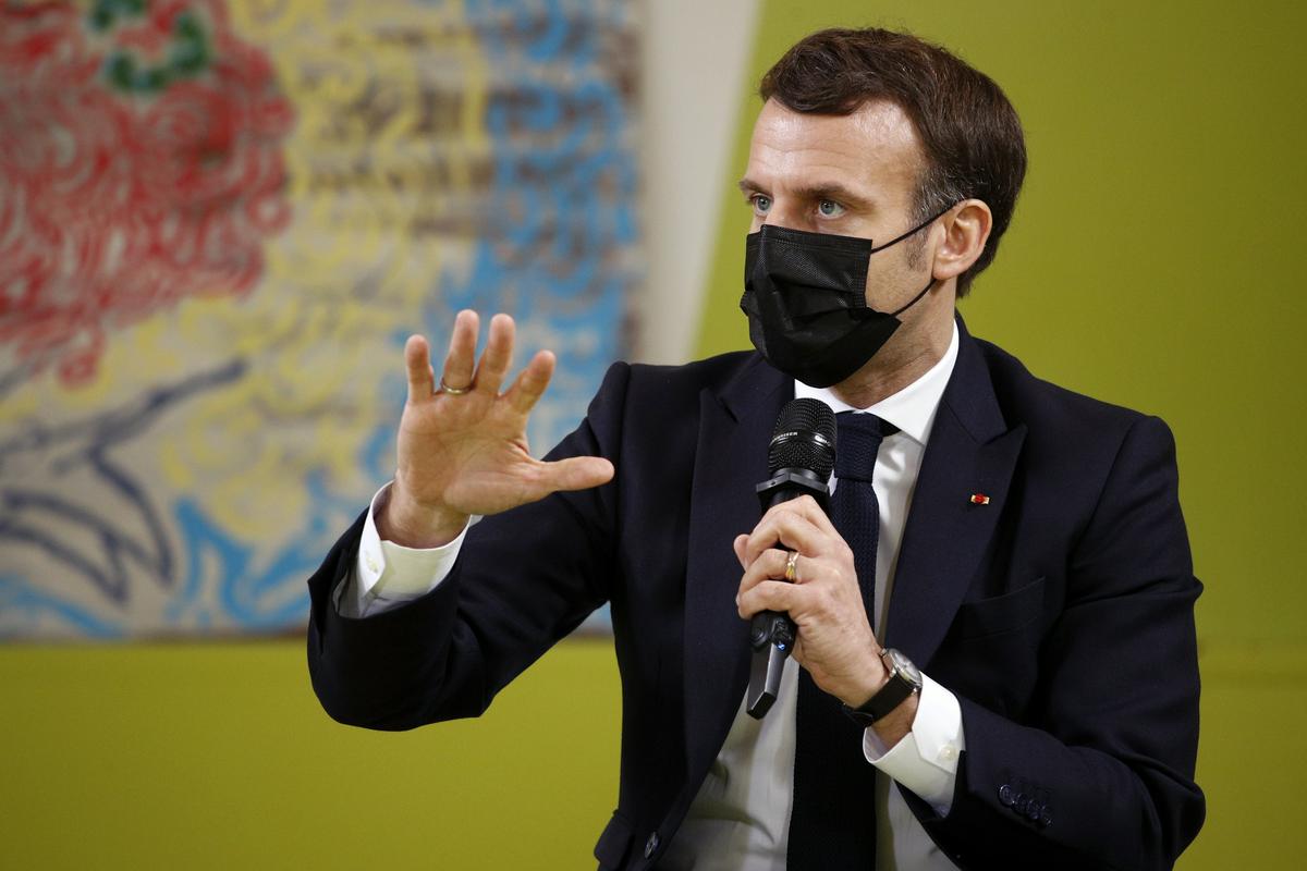 Emmanuel Macron obljublja ukrepe na šolah in spremembe v zakonodaji. Foto: EPA