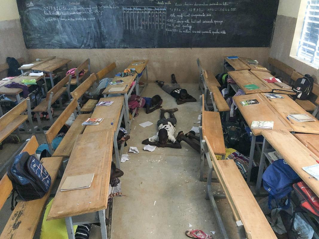Del pouka osnovnošolcev v vasi Dori v Burkina Fasu so tudi priprave za primer džihadističnega napada. Foto: AP
