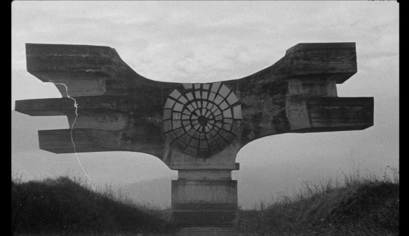 Spomenik v Moslavini na Hrvaškem, ki so ga postavili leta 1965, sta zasnovala Dušan Džamonija in Vladimir Veličković. Foto: Zadnji in prvi ljudje/zajem zaslona
