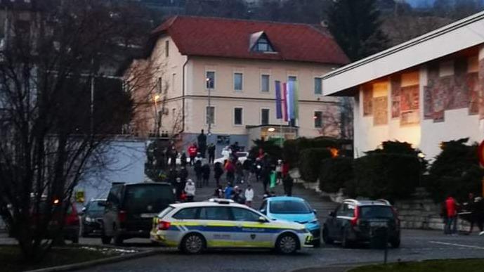Protestniki so se vnovič zbrali tudi pred Delavskim domom v Trbovljah. Foto: MMC RTV SLO