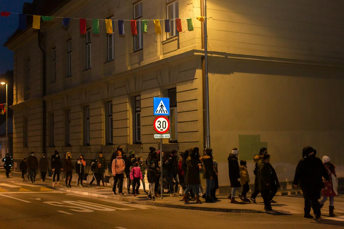 V središču Litije se je zbralo okoli 100 staršev in otrok, ki nasprotujejo zaprtju šol. Foto: Blaž Bratkovič