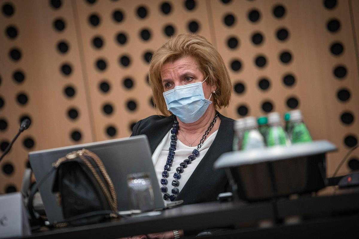Bojana Beović meni, da bi morali počasi umakniti prednostno strategijo cepljenja. Foto: Twitter/Vlada RS