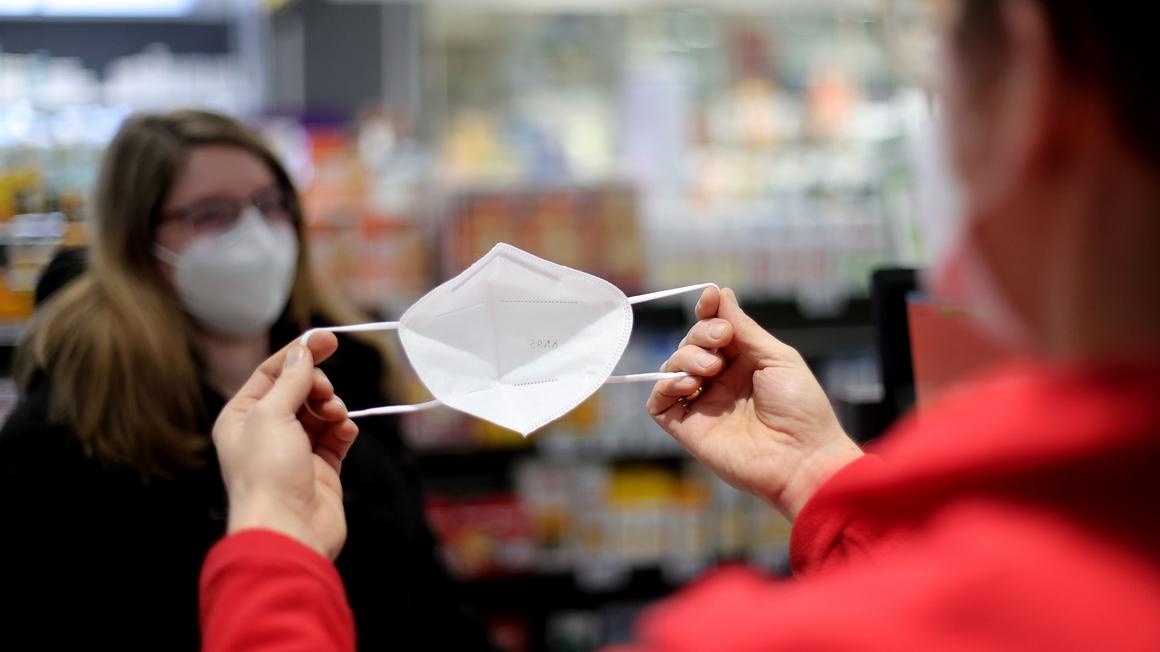 V času epidemije so postale maske naš dnevni spremljevalec. Foto: EPA