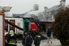 V Kranju obsežen požar uničil trgovino in lokal, otroci iz vrtca tudi v petek začasno v telovadnici