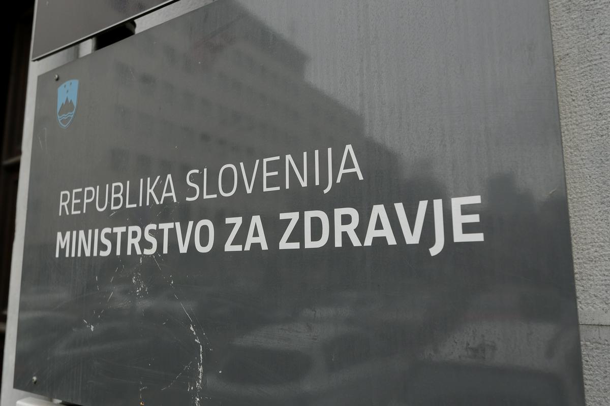 Na fotografiji je tabla na kateri piše Ministrstvo za zdravje. Foto: MMC RTV SLO/ Miloš Ojdanić