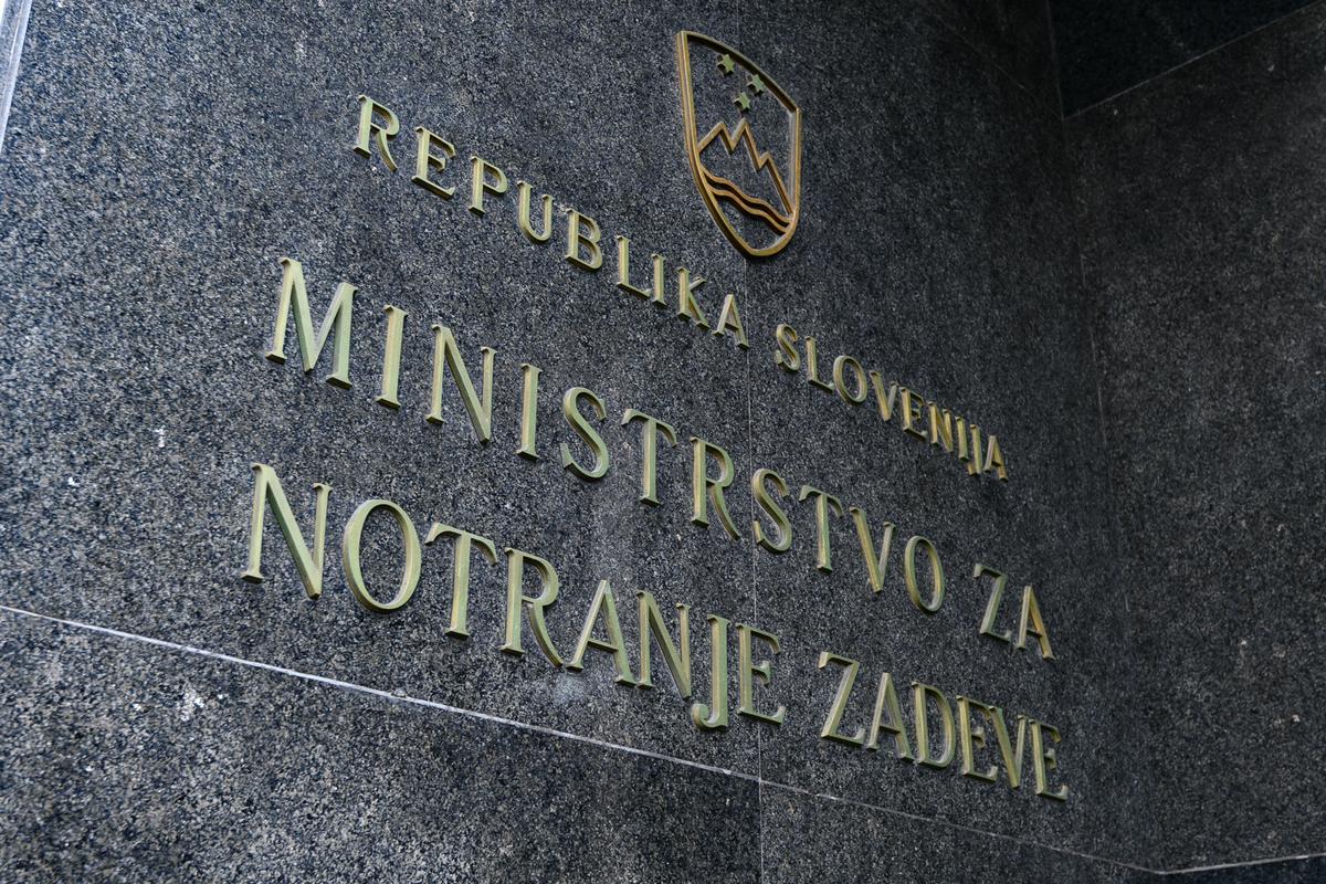 Na MNZ-ju so pripravili pravilnik o izbirnem postopku za položaje v policiji. Foto: MMC RTV SLO/ Miloš Ojdanić