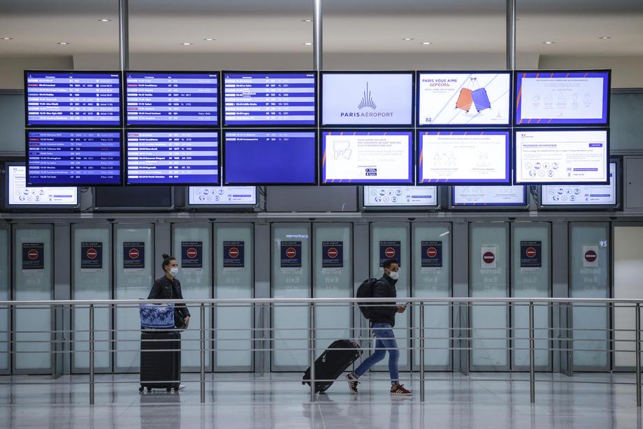 Če je bil britanski Heathrow še v prvi polovici leta 2019 najprometnejše evropsko letališče, se letos uvršča šele na 14. mesto. Pariško letališče Charles de Gaule (na fotografiji), pred pandemijo drugo najprometnejše v Evropi, se po prometu zdaj uvršča na sedmo mesto, letališče v Frankfurtu na deveto (pred pandemijo tretje najprometnejše), letališče Schiphol v Amsterdamu pa na deseto mesto (pred pandemijo četrto najprometnejše). Foto: EPA