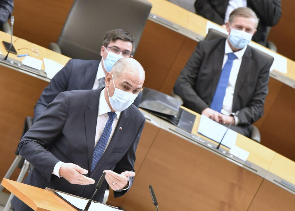 Janez Janša med govorom v parlamentu. V ozadju Karl Erjavec. Foto: BoBo