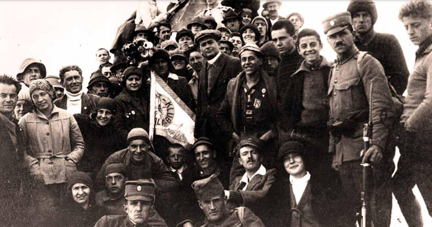 Razvitje prapora jeseniških skalašev na Triglavu 7. septembra 1924. Takrat je državna meja med Italijo in Kraljevino SHS potekala čez vrh Triglava. Foto: Slovenski planinski muzej