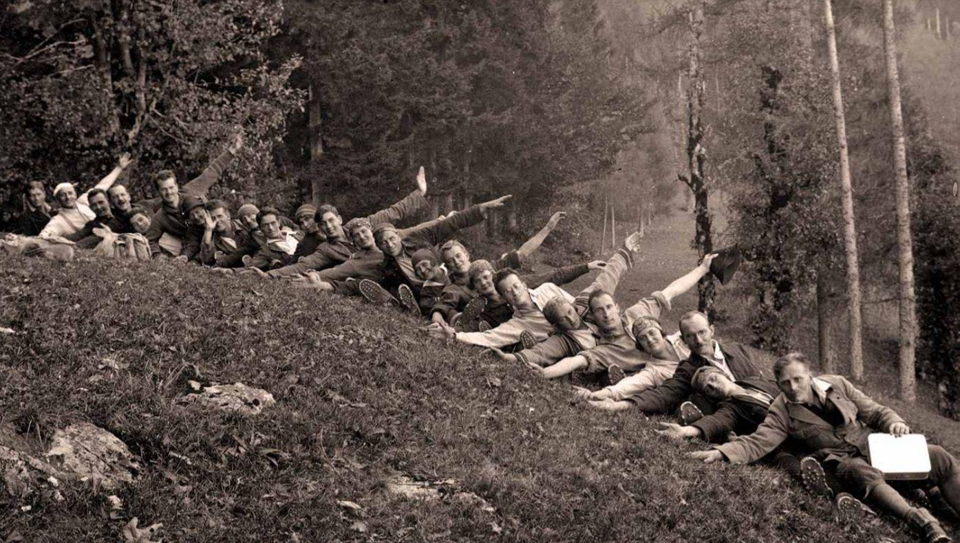 Fotografija iz leta 1924, ko so se skalaši vračali s Krvavca. Foto: Slovenski planinski muzej