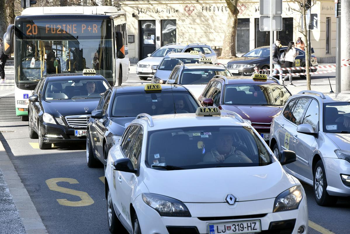 Opozorilna vožnja taksistov v torek v Ljubljani. Foto: BoBo