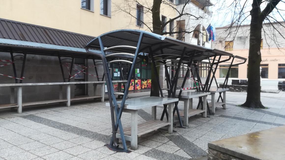 Upajo, da bodo s prenovo povečali število prodajalcev na tržnici, ki jih trenutno ni veliko. Foto: Radio Koper