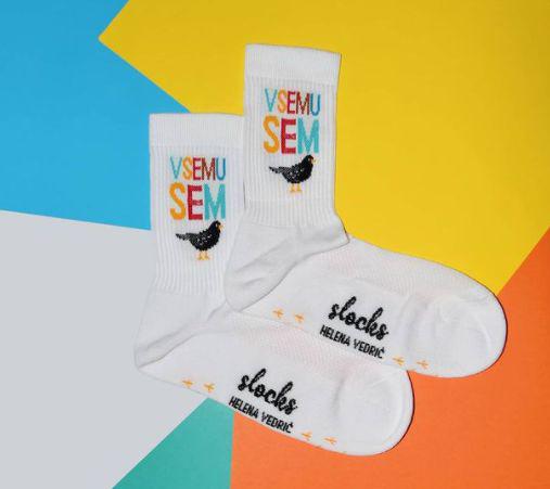 Med karanteno se je prek Instagrama spoznala z ilustratorko Heleno Vedrič in dogovorili sta se za sodelovanje, skupaj sta ustvarili nogavice Vsemu sem kos: 