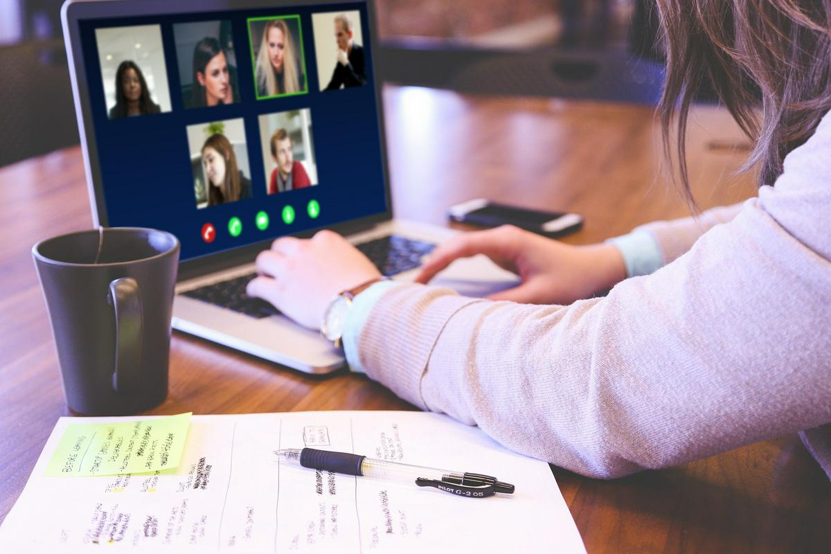 Com o estabelecimento do home office, as soluções tecnológicas para essa forma de trabalho e os programas de videoconferência também estão melhorando.  Foto: Pixabay
