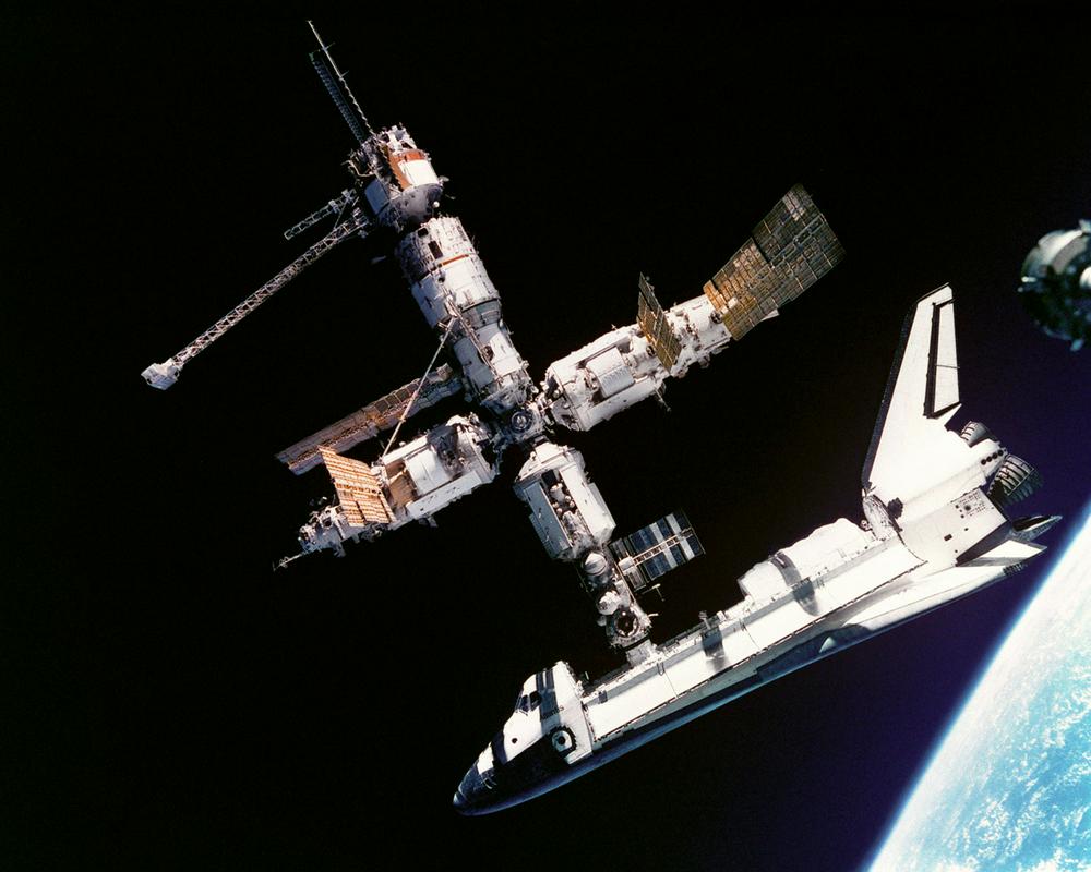 Za primerjavo: stari Mir (nanj je priklopljen tudi stari Space Shuttle). Foto: Nasa