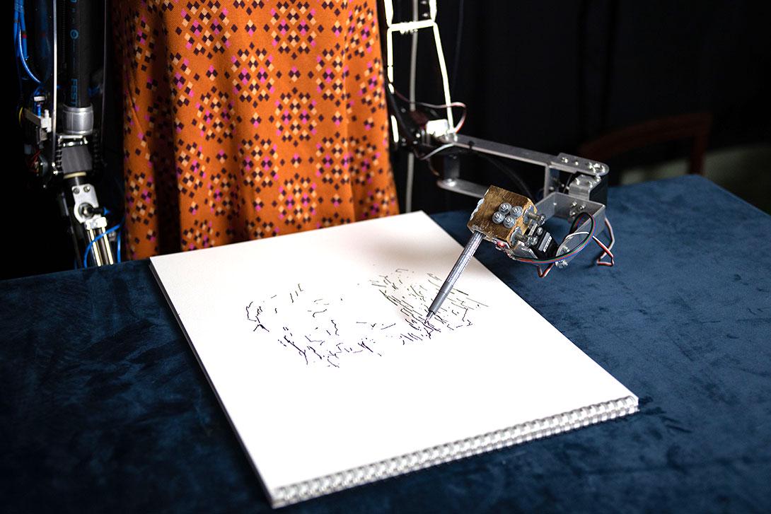 Robotka za skice uporablja svinčnik ali nalivno pero. Foto: Londonski muzej oblikovanja