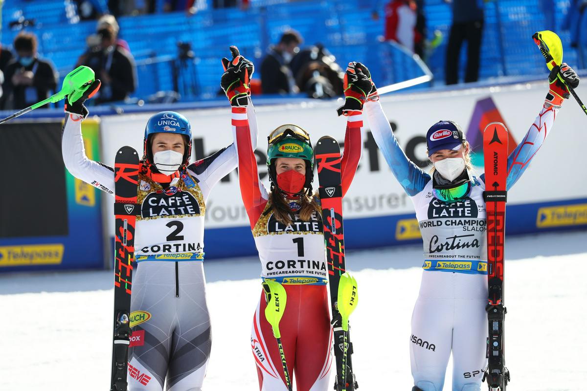 Nosilke medalj (od leve proti desni): Petra Vlhova, Katharina Liensberger in Mikaela Shiffrin. Foto: EPA