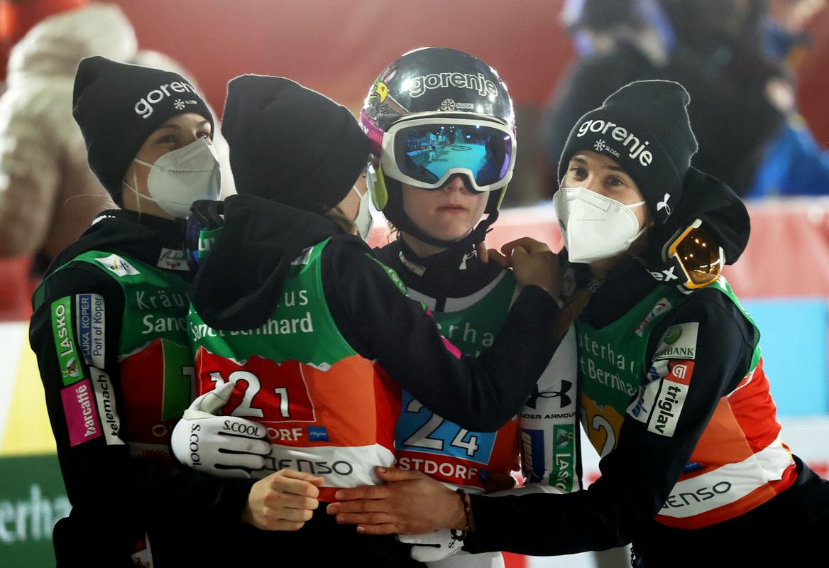 Februarja je bila v Oberstdorfu skupaj z Niko Križnar, Emo Klinec in Špelo Rogelj srebrna na ekipni tekmi nordijskega svetovnega prvenstva. Foto: Reuters