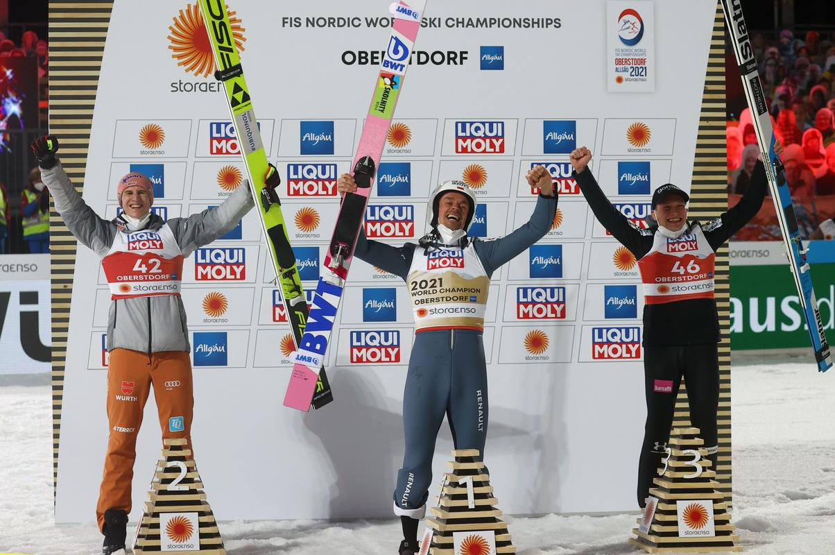 Anže Lanišek je poskrbel za tretjo slovensko skakalno medaljo v Oberstdorfu. Po zlati Emi Klinec in ekipnem srebru skakalk ima zdaj Slovenija še bron. Foto: Reuters