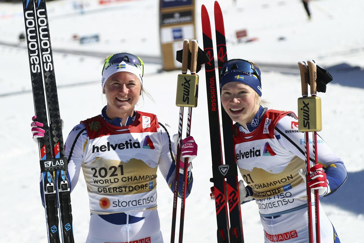Jonna Sundling je po zmagi na posamičnem šprintu z Majo Dahlqvist slavila še na šprintu dvojic. Foto: AP