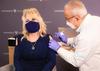 Dolly Parton cepljena s cepivom Moderne, za katero je donirala milijon dolarjev